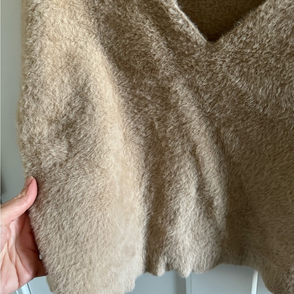 Beautiful Fuzzy Cropped Sweater - Picture 3 of 3